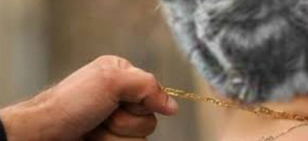Spinge a terra una donna di 90 anni e cerca di rubarle la collana, fermato 34enne per tentata rapina